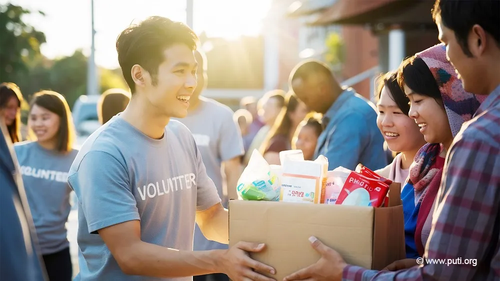 年輕男人正在做公益的社區服務，把物資送給需要的人。