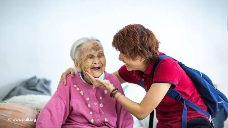 菩提禅修的志工们在老人院中做公益服务，陪伴老人。