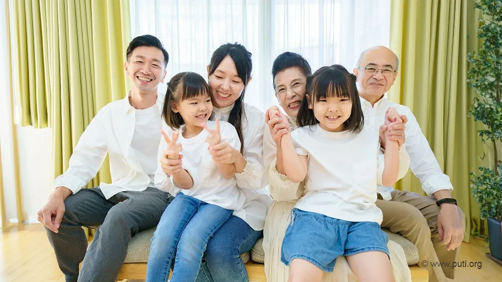 華人家庭三代同堂的家庭照合影。