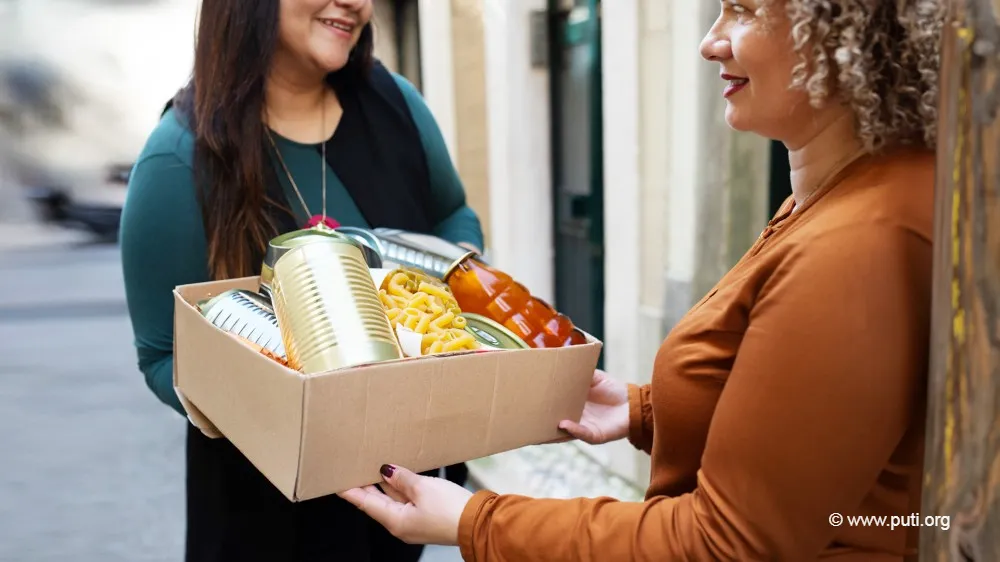 鄰居們互相幫助贈送需要的食物與資源。