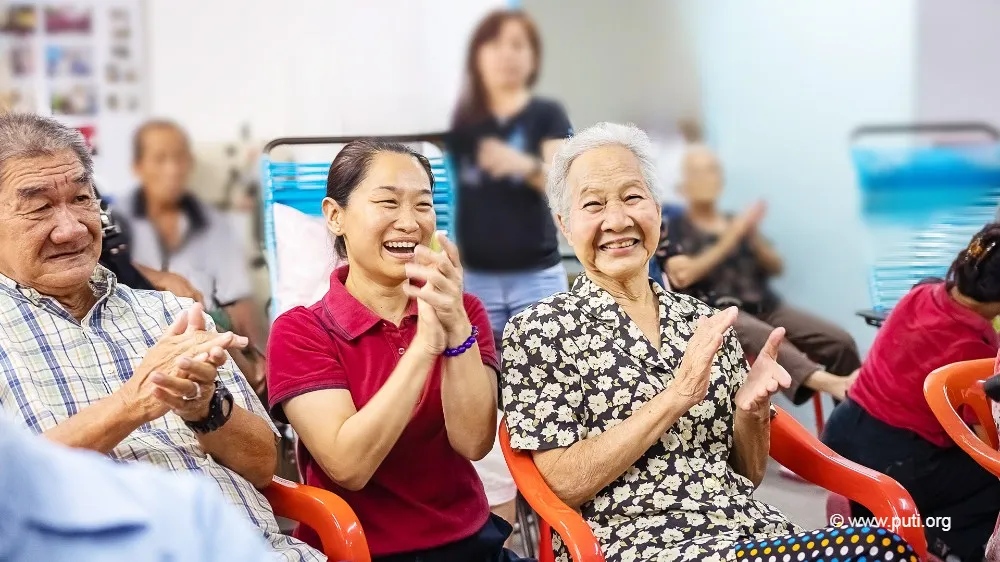 菩提禅修的志工们在老人院中做公益服务，陪伴老人。